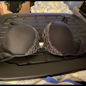 Cacique. Size 44 B. Black Boost Plunge bra. (Tub D)